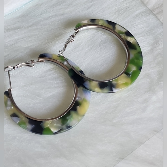 HOOPS Newest Trend 💕Must Have 💕 Camo Hoops EHP - Picture 2 of 4